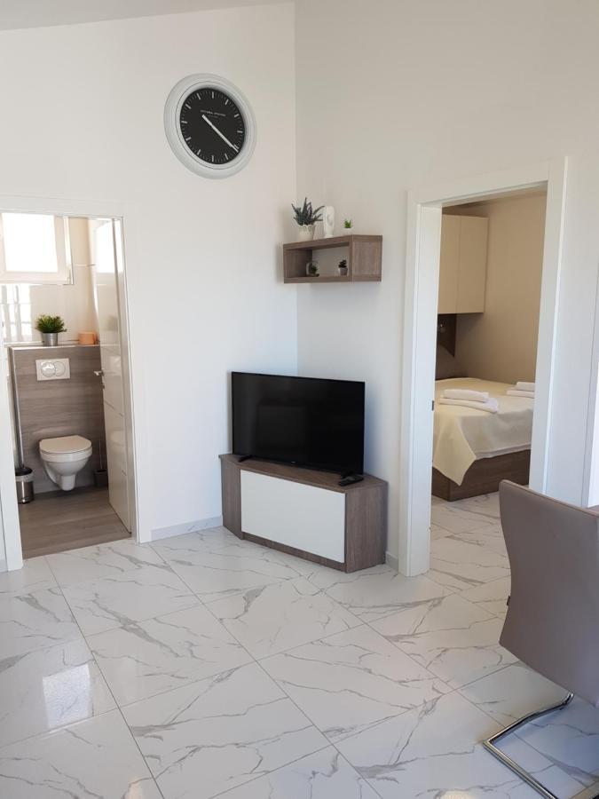 Apartments Sun Dance With Heated Pool ノヴァリャ エクステリア 写真