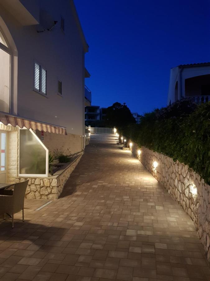 Apartments Sun Dance With Heated Pool ノヴァリャ エクステリア 写真